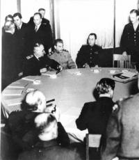 Решения международных конференций союзников в ходе второй мировой войны По предварительному соглашению Корея оказалась разделена на советскую и американскую зоны оккупации, хотя официально на заседаниях корейский в